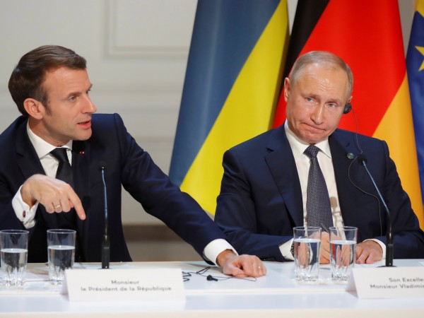 Френският държавен глава Еманюел Макрон проведе телефонен разговор с руския