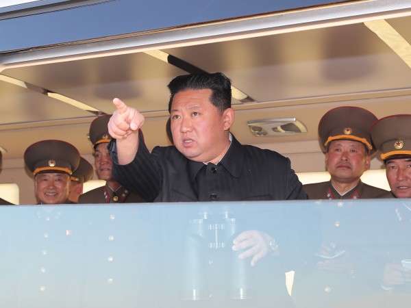 Северна Корея е изстреляла "неидентифициран снаряд", съобщиха военните на Южна