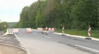 Бетонни блокове блокират достъпа до наскоро ремонтирания участък от пътя