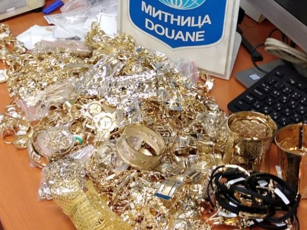 Митничари откриха близо 5 кг контрабандно пренасяни златни и сребърни