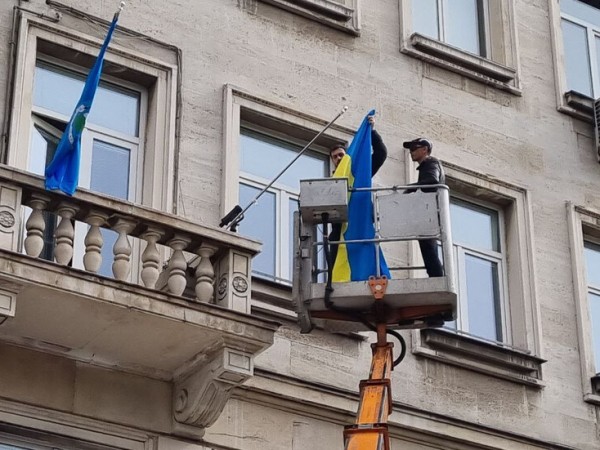 Партия "Възраждане" свали украинския флаг, който се вееше на сградата
