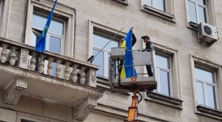 Партия Възраждане свали украинския флаг който се вееше на сградата