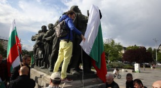 Отново се стигна до напрежение край Паметника на Съветската армия