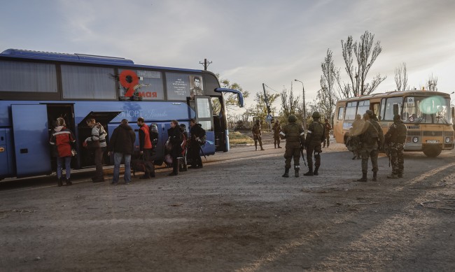 50 цивилни евакуирани от металургичния комплекс "Азовстал"
