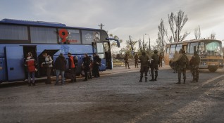 Петдесет цивилни бяха евакуирани в петък от металургичния комбинат Азовстал
