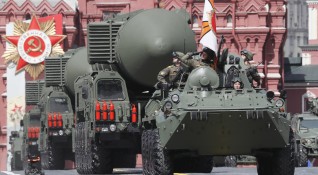 Най новата руска военна техника премина по Червения площад в Москва
