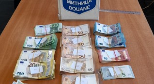 Митничари задържаха 86 190 евро в банкноти от различен номинал