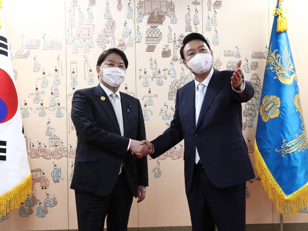 В понеделник японският външен министър Йошимаса Хаяши и неговият бъдещ