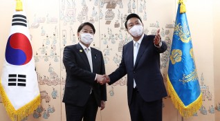В понеделник японският външен министър Йошимаса Хаяши и неговият бъдещ