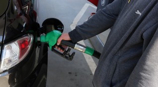 Бензин в Гърция вече не се продава под 2 евро