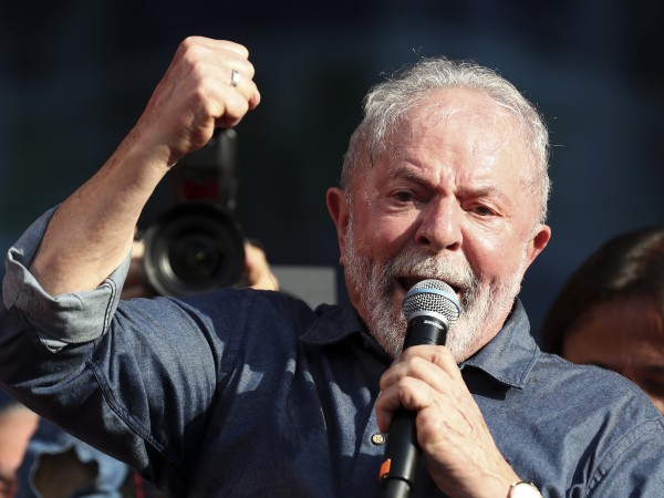 Някогашният бразилски държавен глава Лула да Силва запазва своята преднина