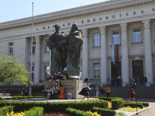 Българският народ пази като най-свято и скъпо свое наследство завещаното