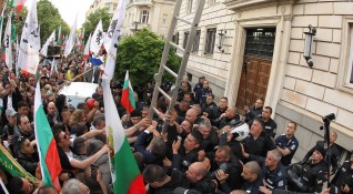 Протест на партия Възраждане блокира движението в центъра на София
