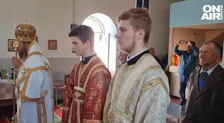 Две момчета от Украйна служат като иподякони в Доростолската епархия