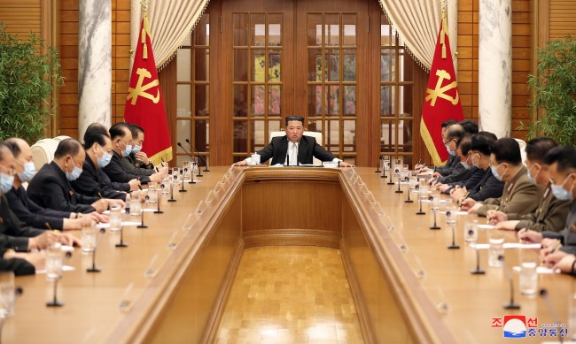 Северна Корея приема сериозно пандемията: Ким Чен Ун сложи маска