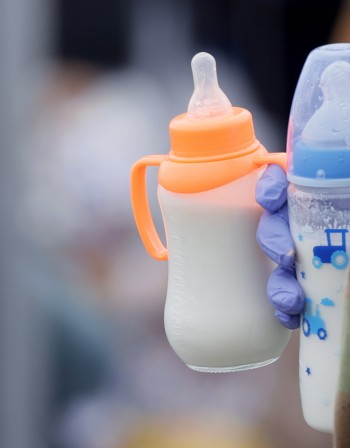 В САЩ се борят с остър недостиг на адаптирано мляко за бебета