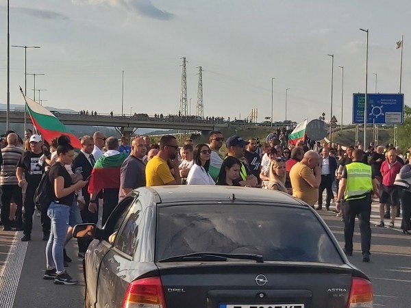 Жители на пет благоевградски села блокираха магистрала "Струма" при 91