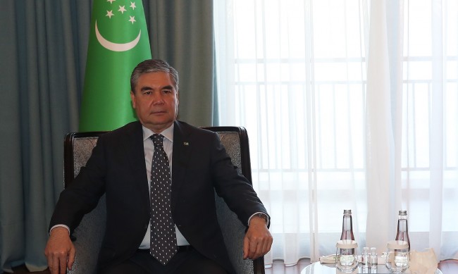 Сеч за жените в Туркменистан, забраниха им маникюр, дънки...