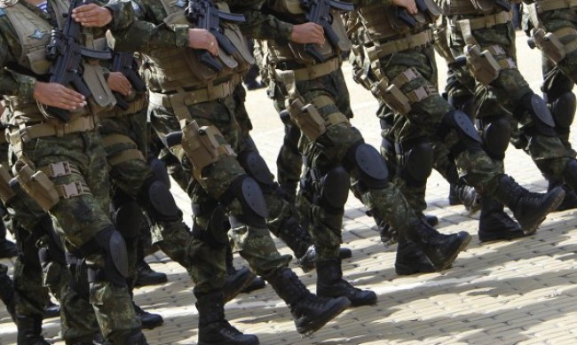 Военни пиха кафе и вода с искане за по-високи заплати 