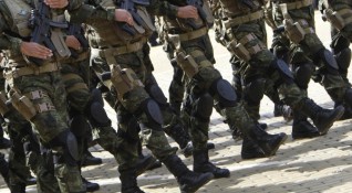 Военнослужещи и цивилни служители от армията с мълчалива акция пред