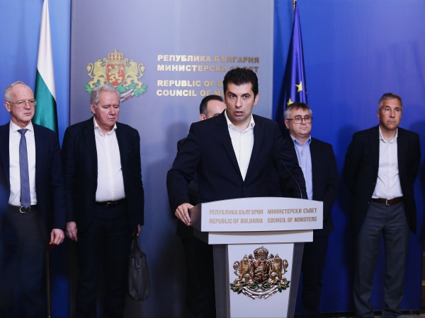 Премиерът Кирил Петков, вицепремиерът Асен Василев и министърът на енергетиката