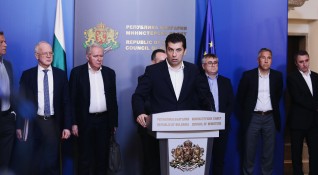 Премиерът Кирил Петков вицепремиерът Асен Василев и министърът на енергетиката