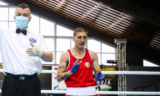 Севда Асенова си осигури медал от световното по бокс за жени