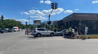 Две коли и джип се удариха на кръстовището до УНСС