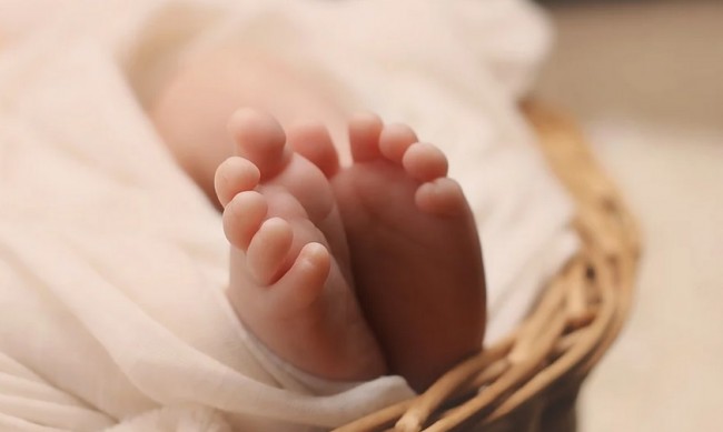 СО принудена да издаде акт за раждане на бебе на еднополова двойка