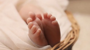 Дете на еднополово семейство ще получи български акт за раждане