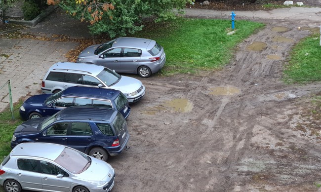 Масово паркиране в зелените площи на столичния район "Изгрев", че и редовно