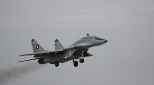 МиГ 29Нов сигнал за бомбена заплаха за пътнически самолет вдигна българските