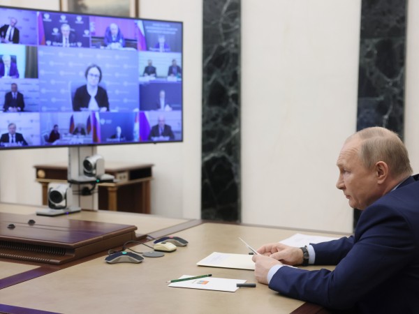 Руският президент Владимир Путин нарече санкциите "икономическо самоубийство", а решението
