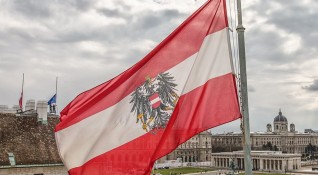 Австрия която не е член на нито един военен съюз