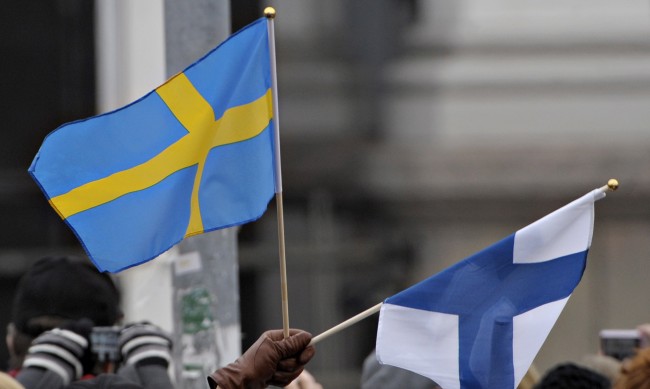  Финландия и Швеция подават заедно молби за членство в НАТО