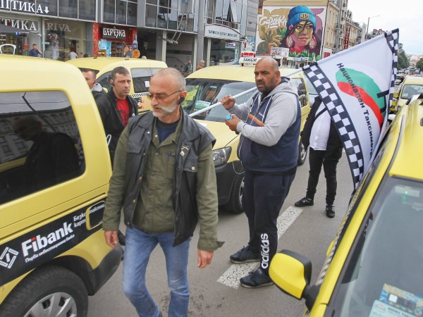Снимка: Димитър Кьосемарлиев, Dnes.bgТаксиметровите шофьори също протестират днес. Тяхното недоволство
