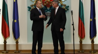 Президентът Румен Радев остава политика с най високо одобрение сред българите