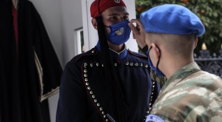 Гърция отменя задължителното носене на маска в повечето пространства на
