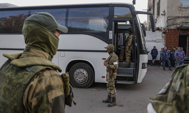 Още украински бойци от "Азовстал" са евакуирани