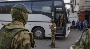 Още украински войници са били евакуирани от стоманодобивния завод Азовстал
