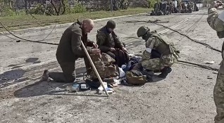 Предаването в плен на украинските бойци блокирани в завод Азовстал