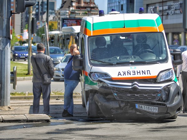 Снимка: Димитър КьосемарлиевКатастрофа между линейка и кола в София. Инцидентът