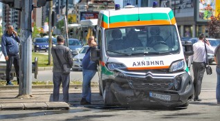Снимка Димитър КьосемарлиевКатастрофа между линейка и кола в София Инцидентът