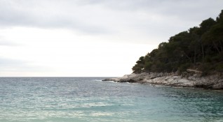 Малкият частен хърватски остров Мали Космач в адриатическата Сплитско далматинска