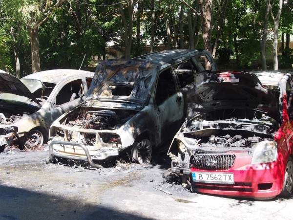 Три леки автомобила изгоряха пред блок на варненската улица "Роза".