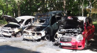 Три леки автомобила изгоряха пред блок на варненската улица Роза