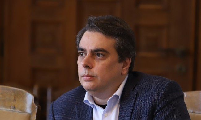 Асен Василев обясни как ще се дава отстъпката за горивата 