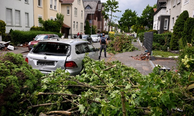 Торнадо премина през Западна Германия, един човек е загинал