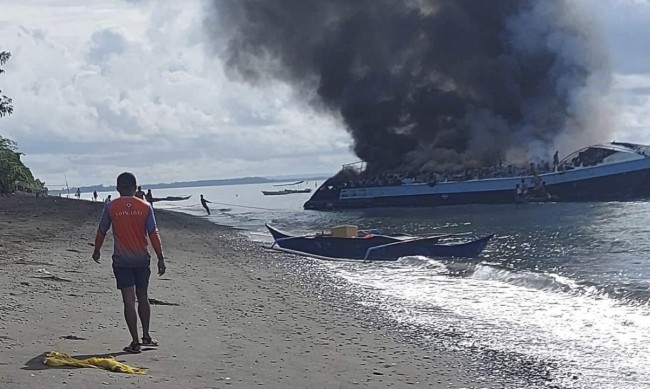 Седем души загинаха при пожар на ферибот на Филипините
