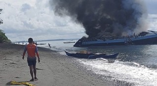 Ферибот с над 130 души се запали днес докато приближаваше